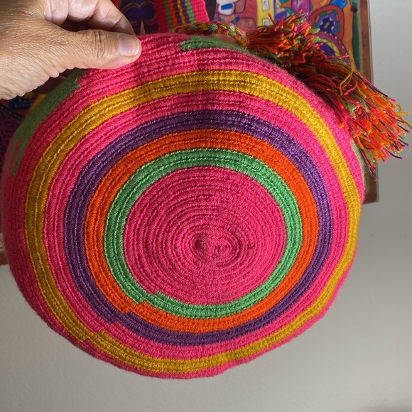 Colombian Wayuu hand woven one of a kind drawstring shoulder bag. - Picture 6 of 13